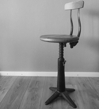 Singer stool chair