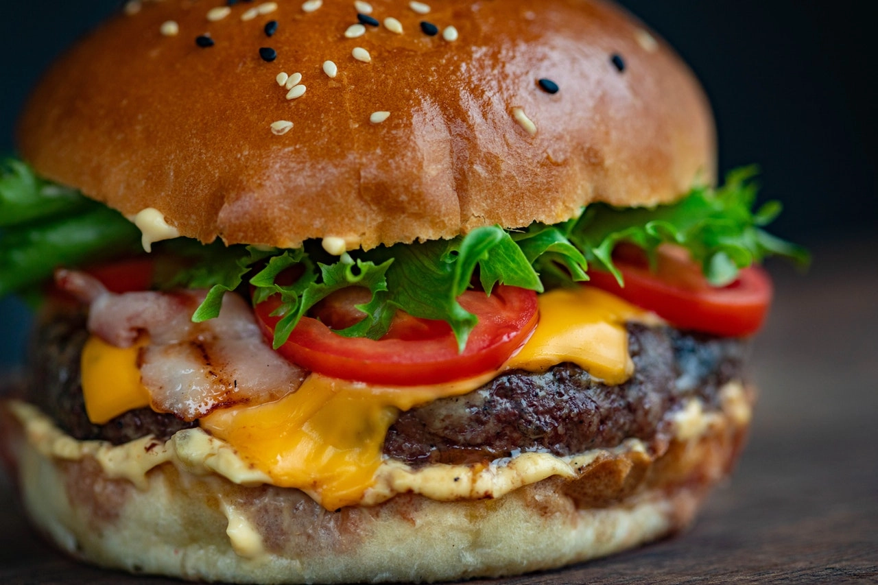 70-ham-burger-with-vegetables-1639557.jpg