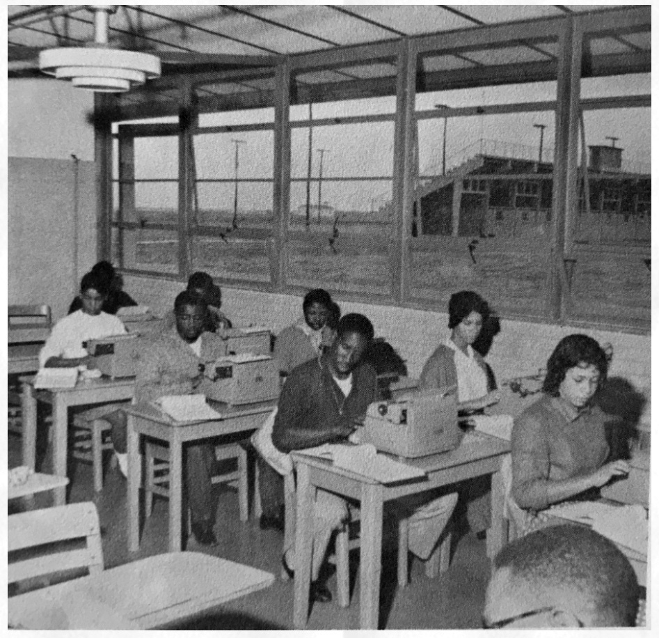 1416-sjammagnolia-high-schoolstudents-in-classroom-typing-1649961910195.jpg