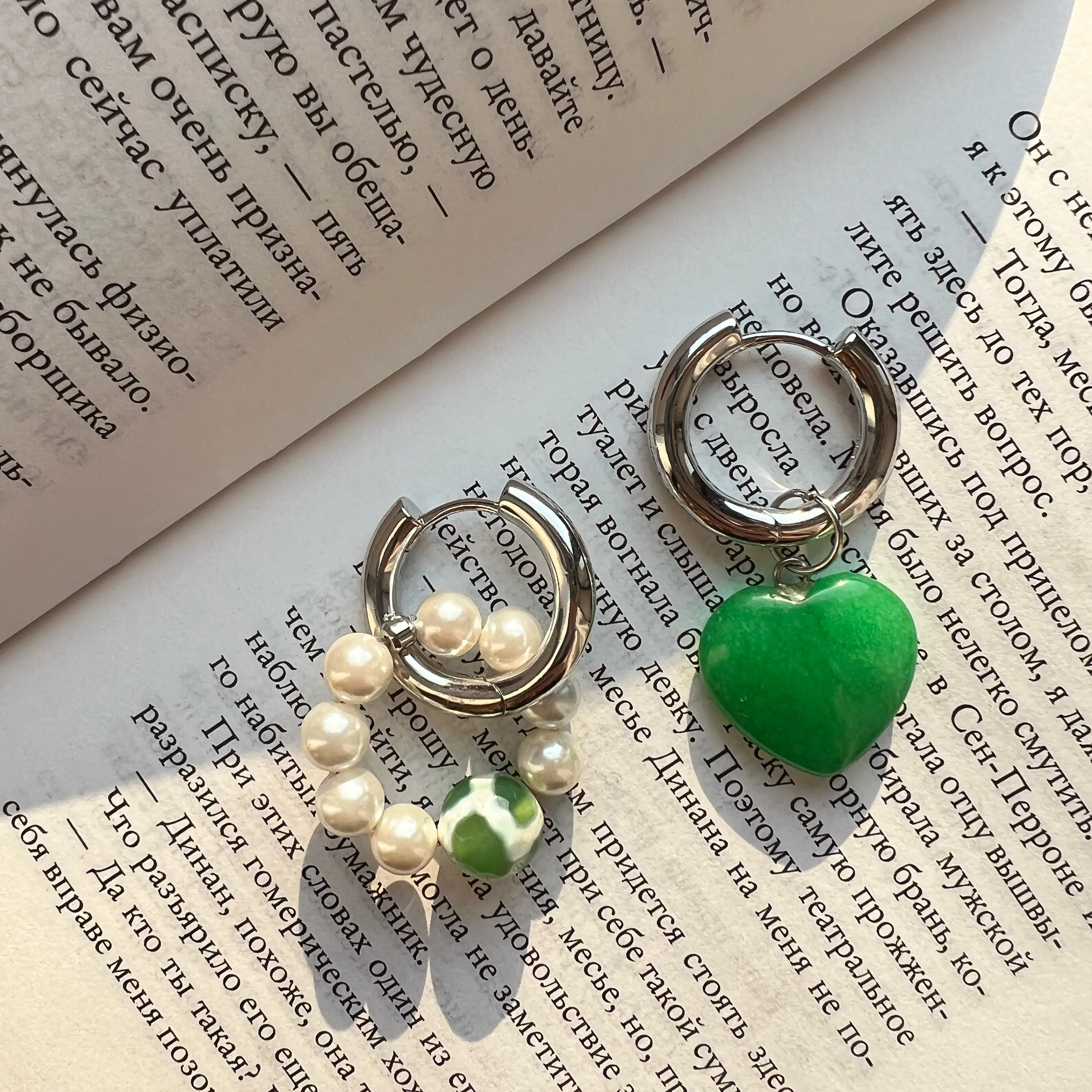 2304-fem-earrings-green-heart-1.jpg