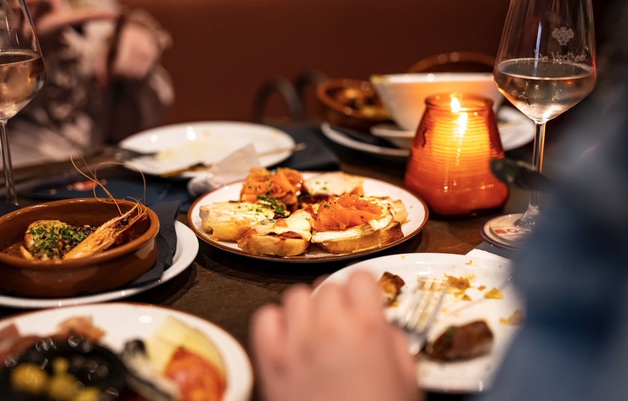 Tapastafel Verschillende gerechten van de tapastafel in tapasbar La Escalera