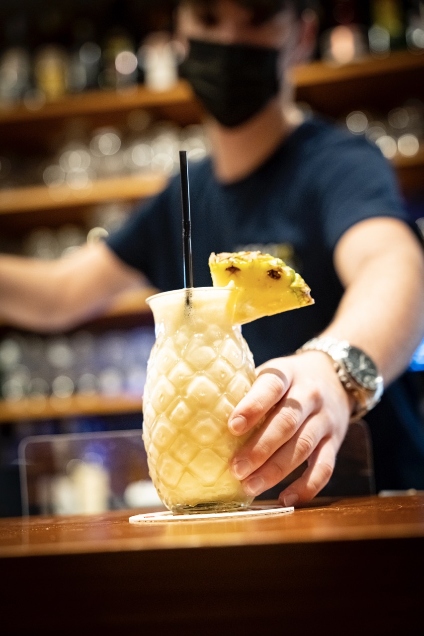 Barman serveert cocktail in tapasbar La Escalera