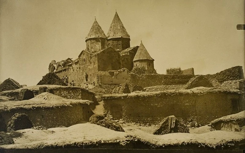 Վահրամ Ալազան. Նարեկացու գերեզմանը և աղոթատեղին