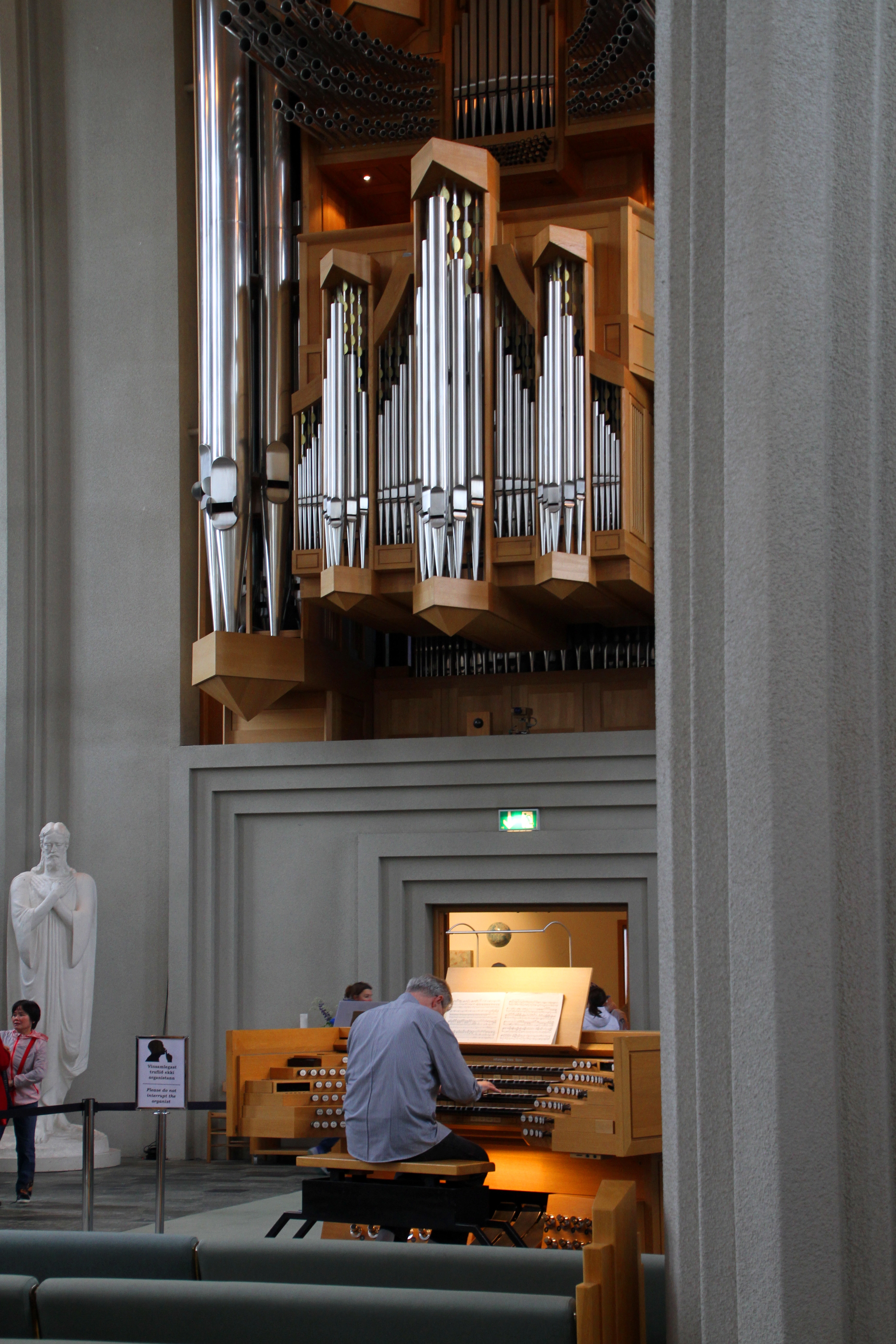 3252-05-reykjavik-38-hallgrimskirche-orgel-organistsolbergsson-2018-gerd-eichmann-17477611285695.jpg