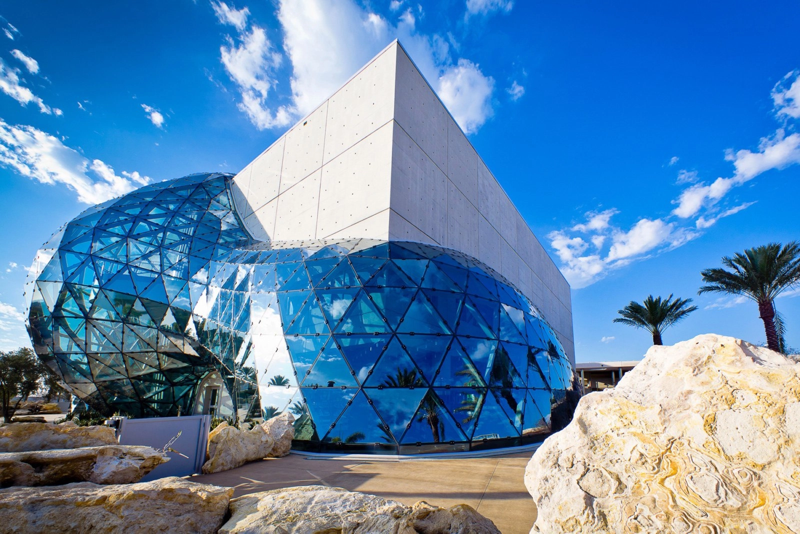 3405-dali-museum-exterior-03-1900-1600x1069-17490761455123.jpg