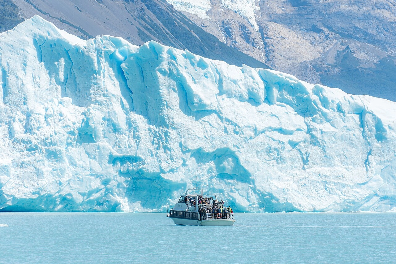 3655-touristcruisebyperitomorenoglacier-17509110267457.jpg