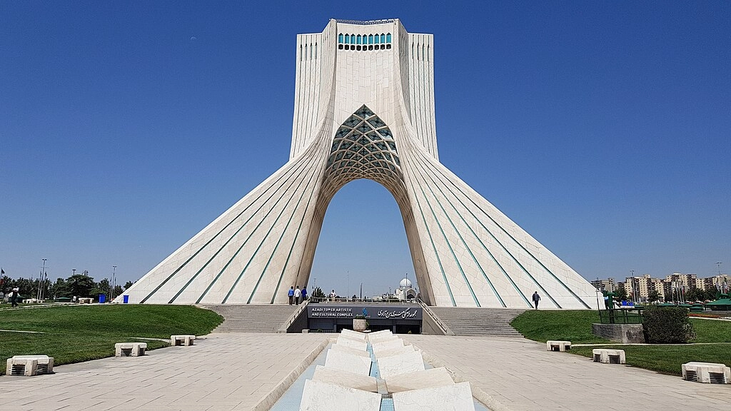 4074-la-torre-azadi-en-teheran-17536391073547.jpg