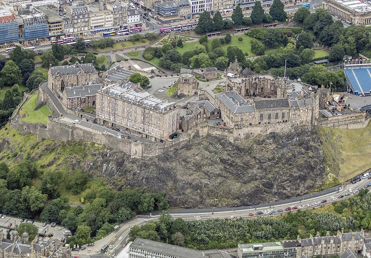 4631-scotland-2016-aerial-edinburghcastlecropped-17562517295335.jpg