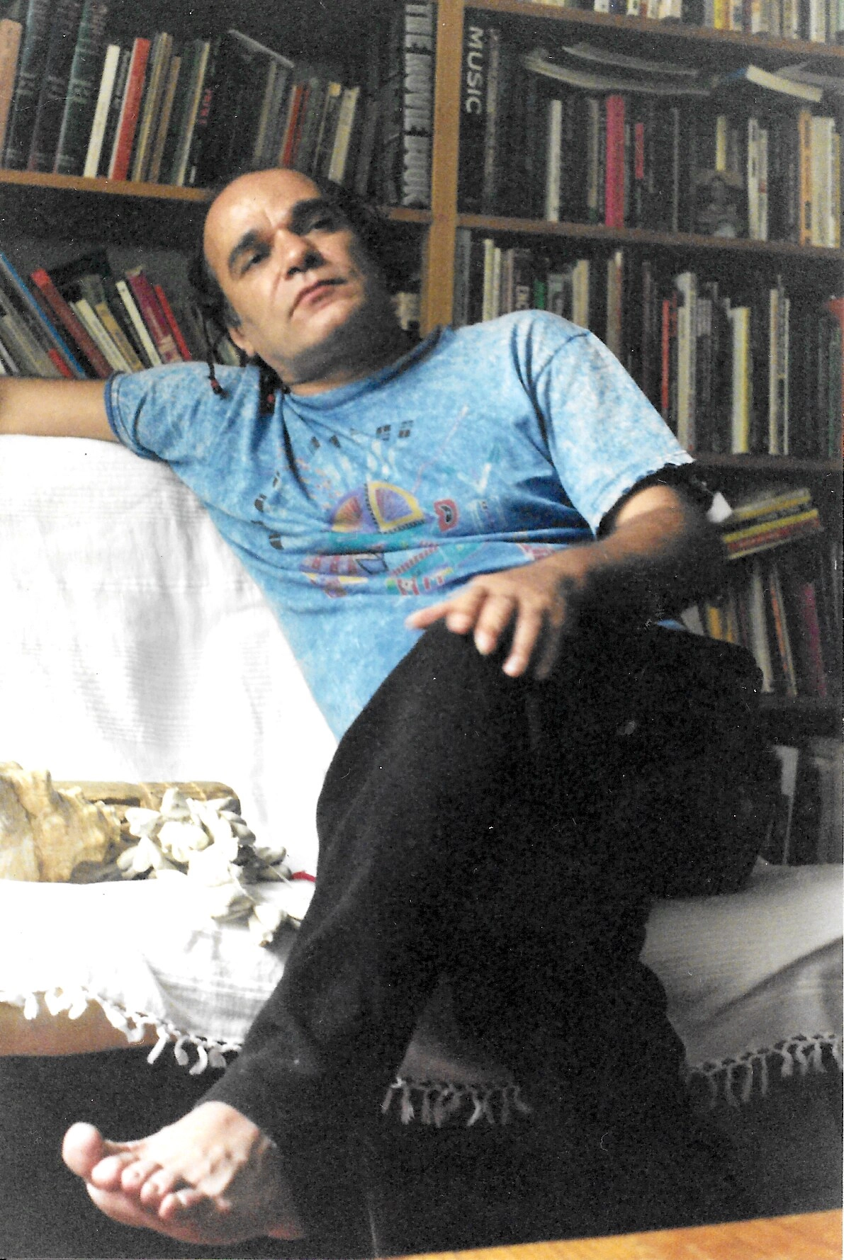 4719-jorgereyessentadofrenteaunlibreroenlasaladesucasatif-17570470676397.jpg