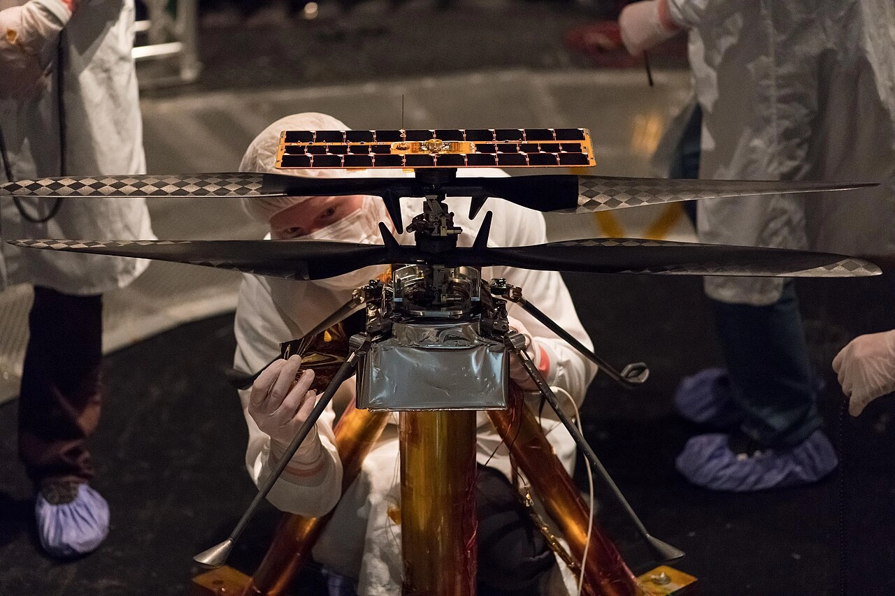 4804-pia23153-buildingmars2020rover-attachinghelicopter-20190828-17574651763649.jpg