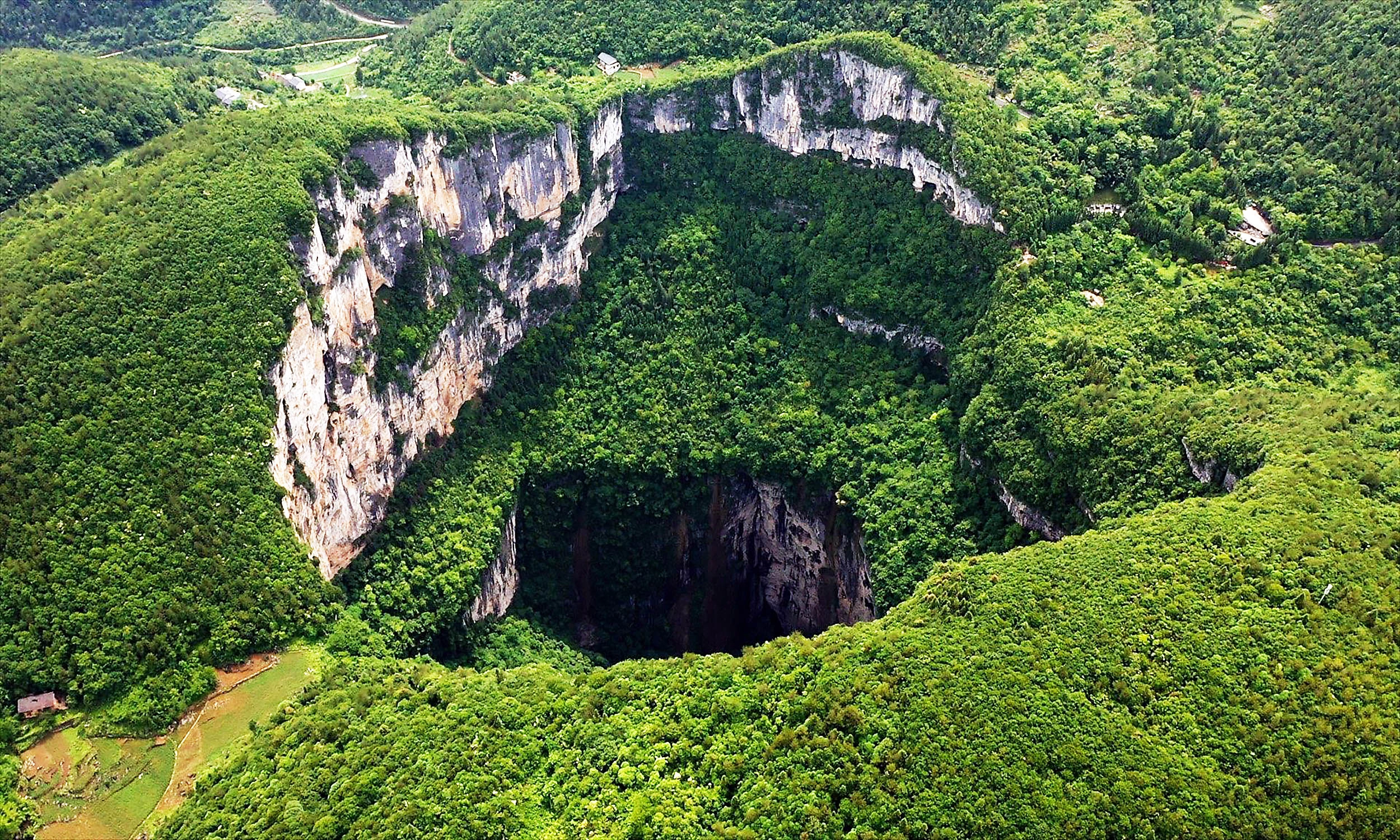 5236-sinkholeworlds-largestxiaozai-tiankangcredit-research-gate1m-17585800243838.jpg