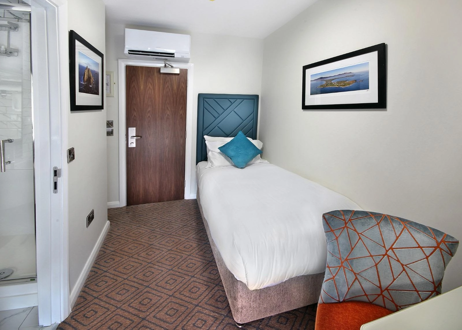 598-larger-single-room-includes-bathroom-17122404727233.jpg