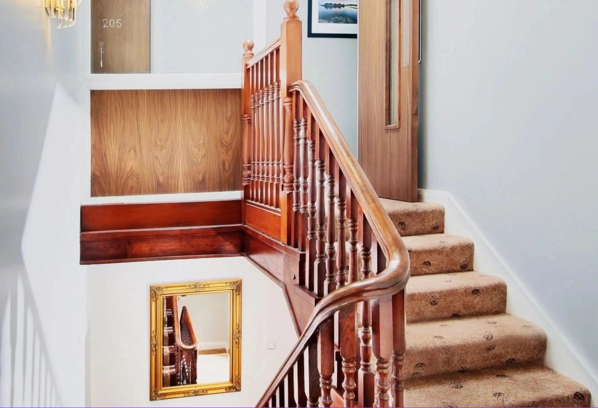 901-the-bailie-hotel-hallway-17918974523127.png