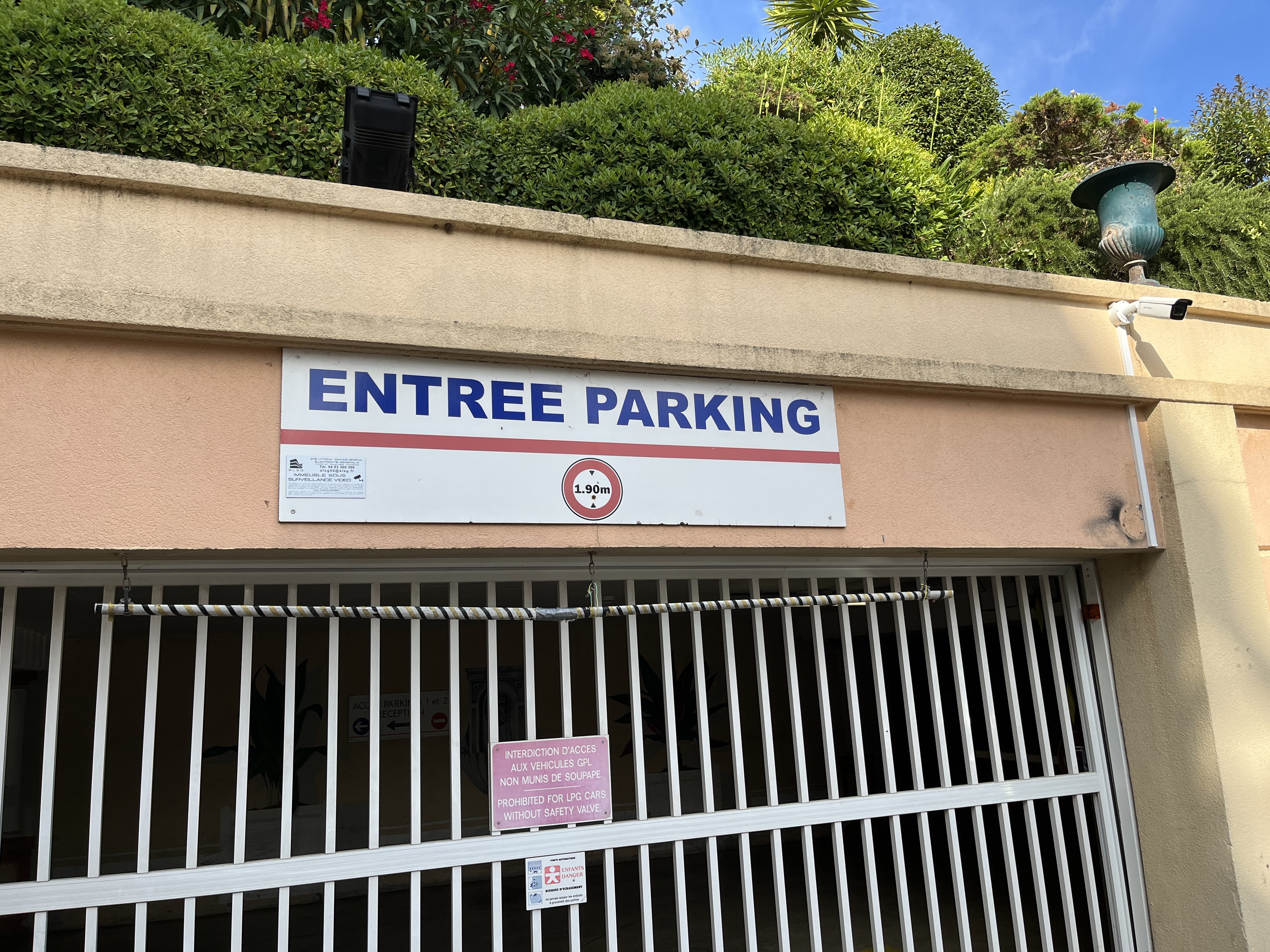 Parking garage (inside and outside available) Parking garage (inside and outside available)