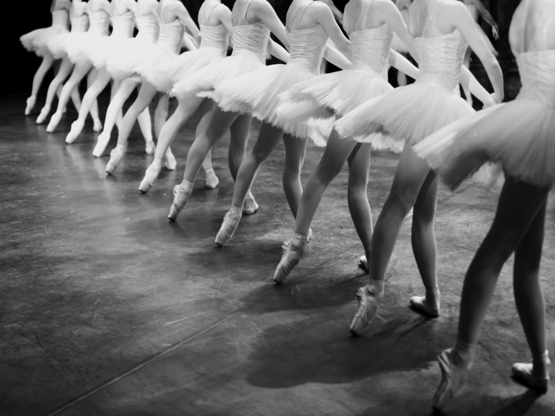 709-563-279-r44-ballerinas-on-stage.jpg