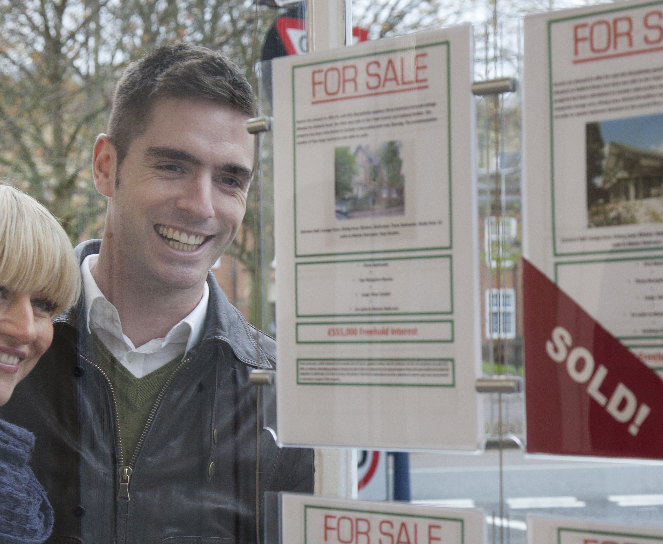 0386269422091128-couple-looking-into-estate-agents-window-110052979-57e2a4913df78c9cce2bfab5.jpg