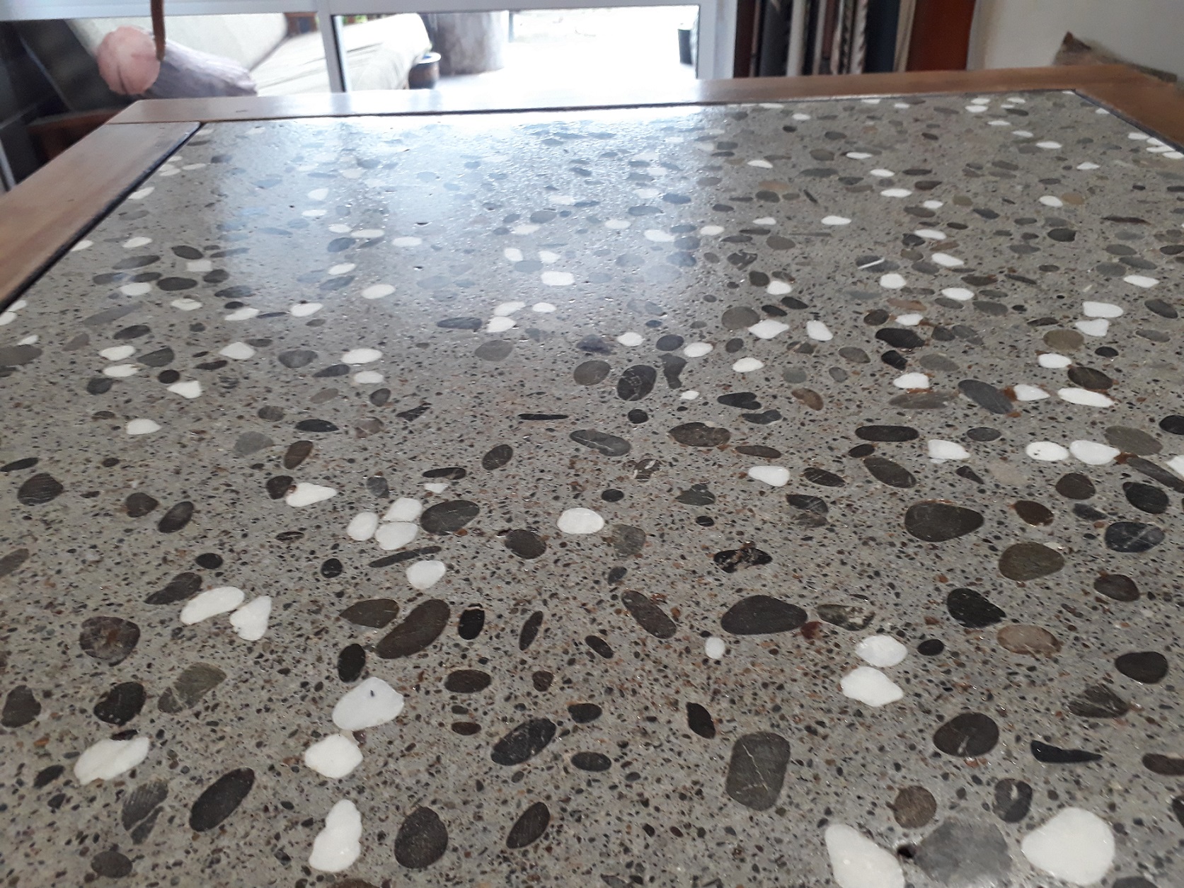2593-bar-leaner-stone-aggregate-exposed-grind-ground-polished-concrete-christchurch.jpg