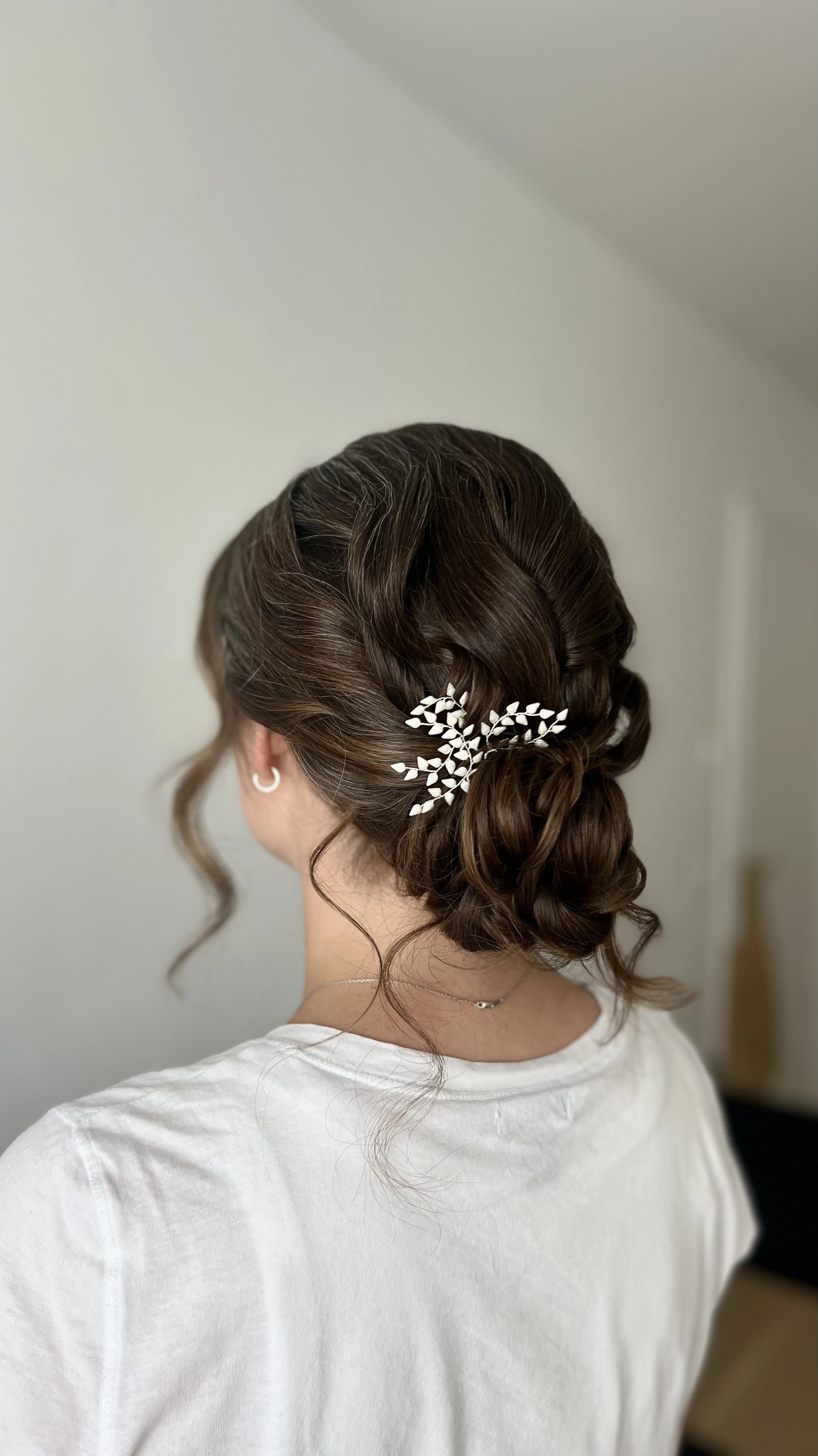 1333-denisedrahtmuellermake-uplockigebrautfrisurmit-schmuck-17481704134157.jpg