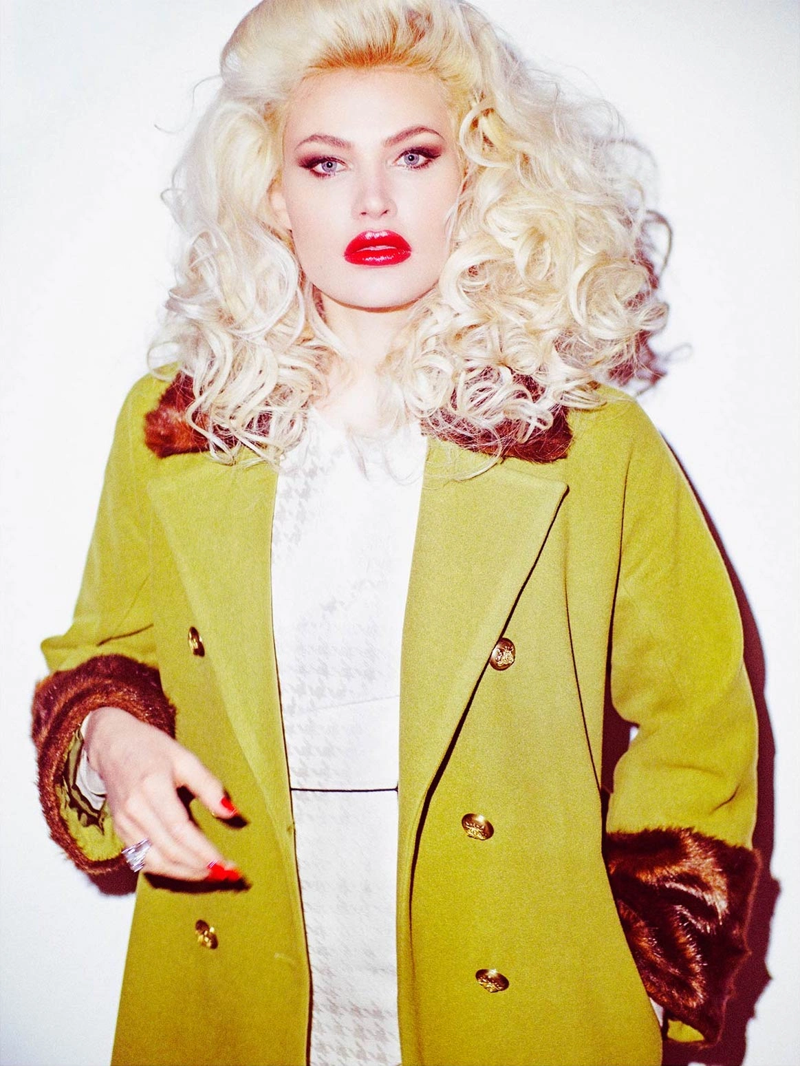 Blonde Frau mit roten Lippen und lockigen Haaren. Make-up von Denise Drahtmueller