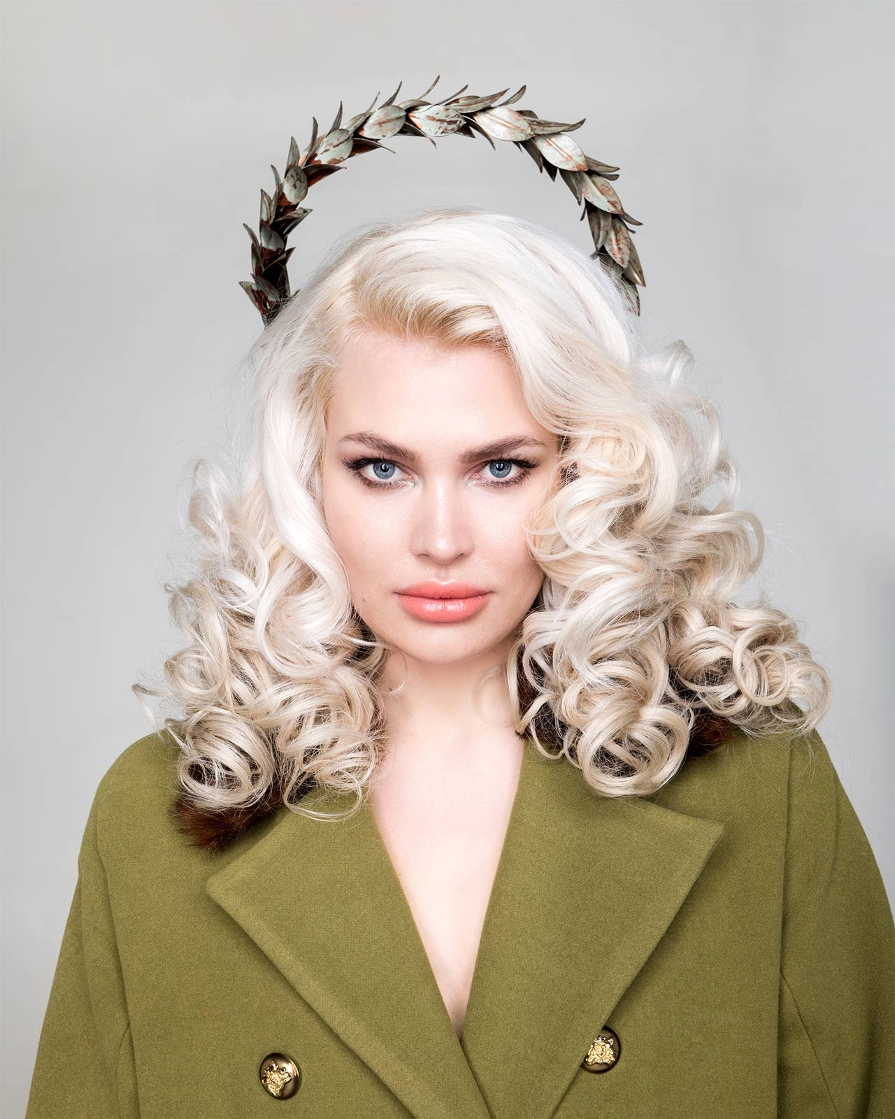 Blonde Frau mit lockigen Haaren und Smokey Eyes. Make-up von Denise Drahtmueller