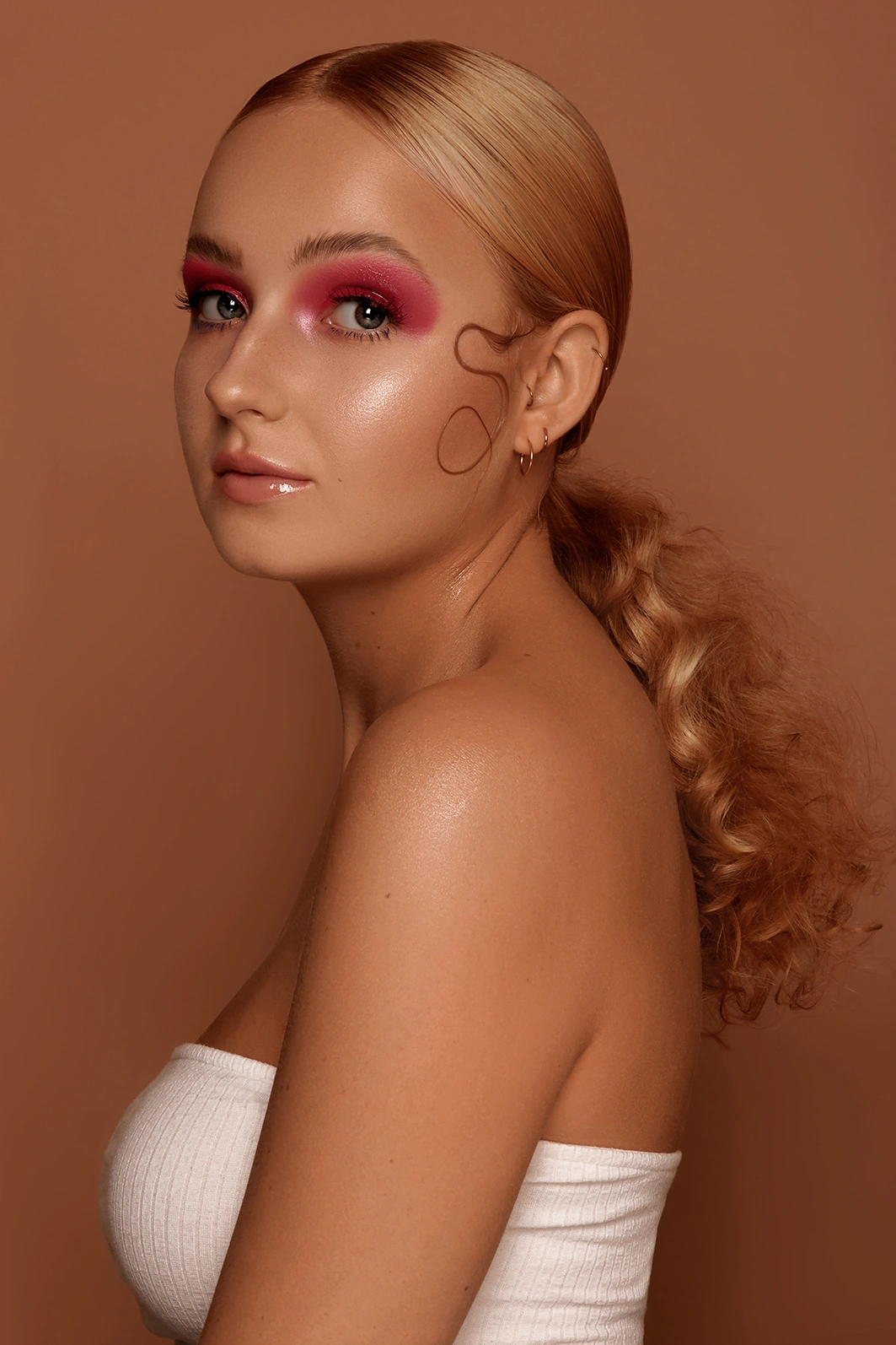 Editorial Make-up mit pinkem Lidschatten. Make-up von Denise Drahtmueller