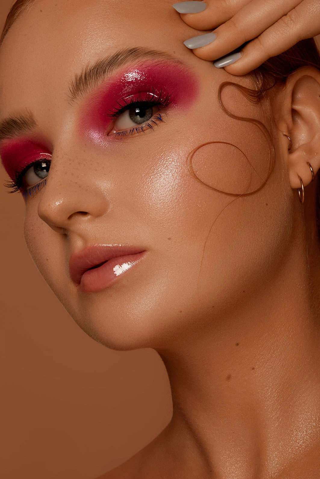 Nahaufnahme eines Editorial Make-up mit pinkem Lidschatten. Make-up von Denise Drahtmueller
