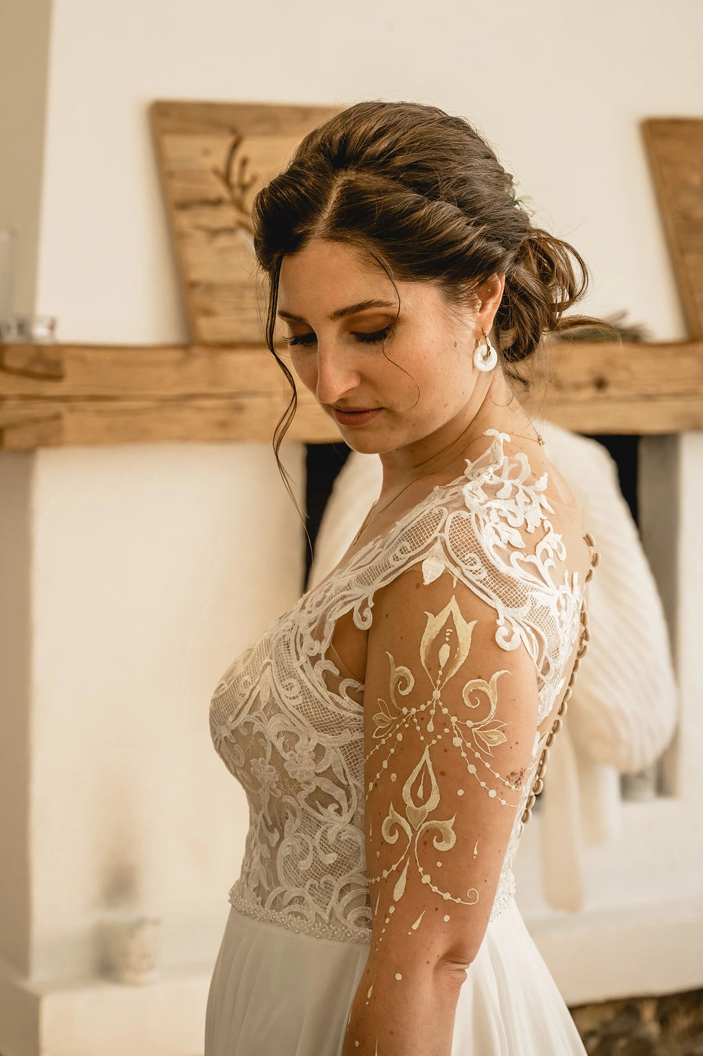 Braut mit Hochsteckfrisur und Hochzeits Make-up im weißen Kleid. Haare und Make-up von Denise Drahtmueller