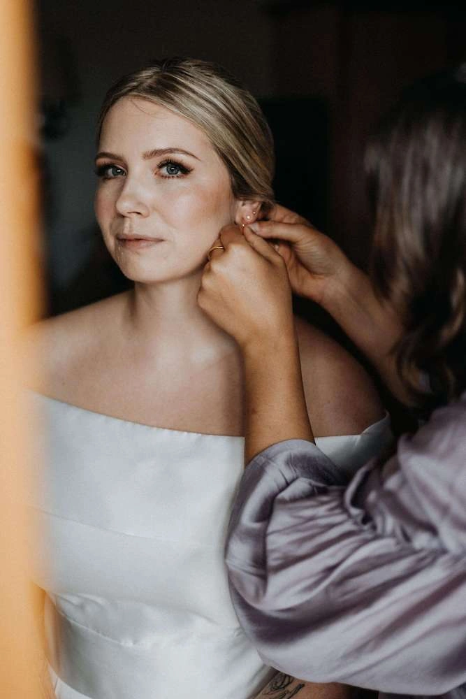 319-denisedrahtmuellermake-upweddinggettingready-17375371574325.jpg