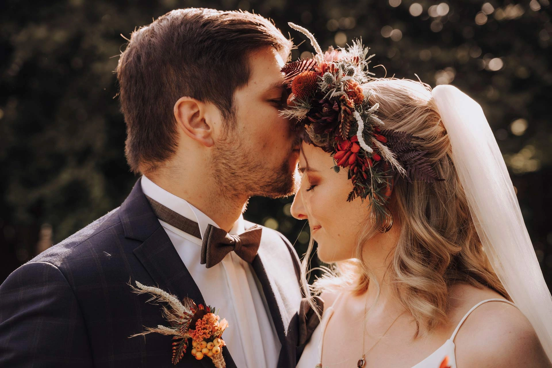 Brautpaar, Bräutigam küsst Braut auf die Stirn. Haare und Make-up von Denise Drahtmueller