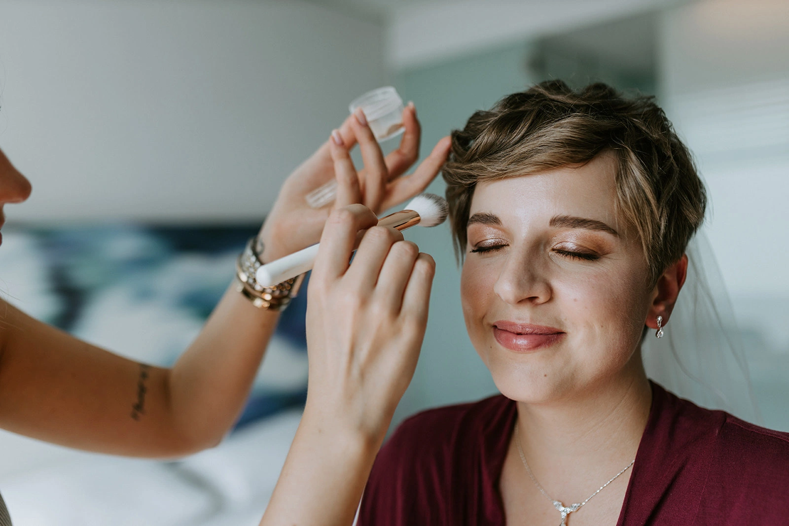 Braut beim Getting Ready, Hände mit Pinsel schminken ihre Augen. Haare und Make-up von Denise Drahtmueller