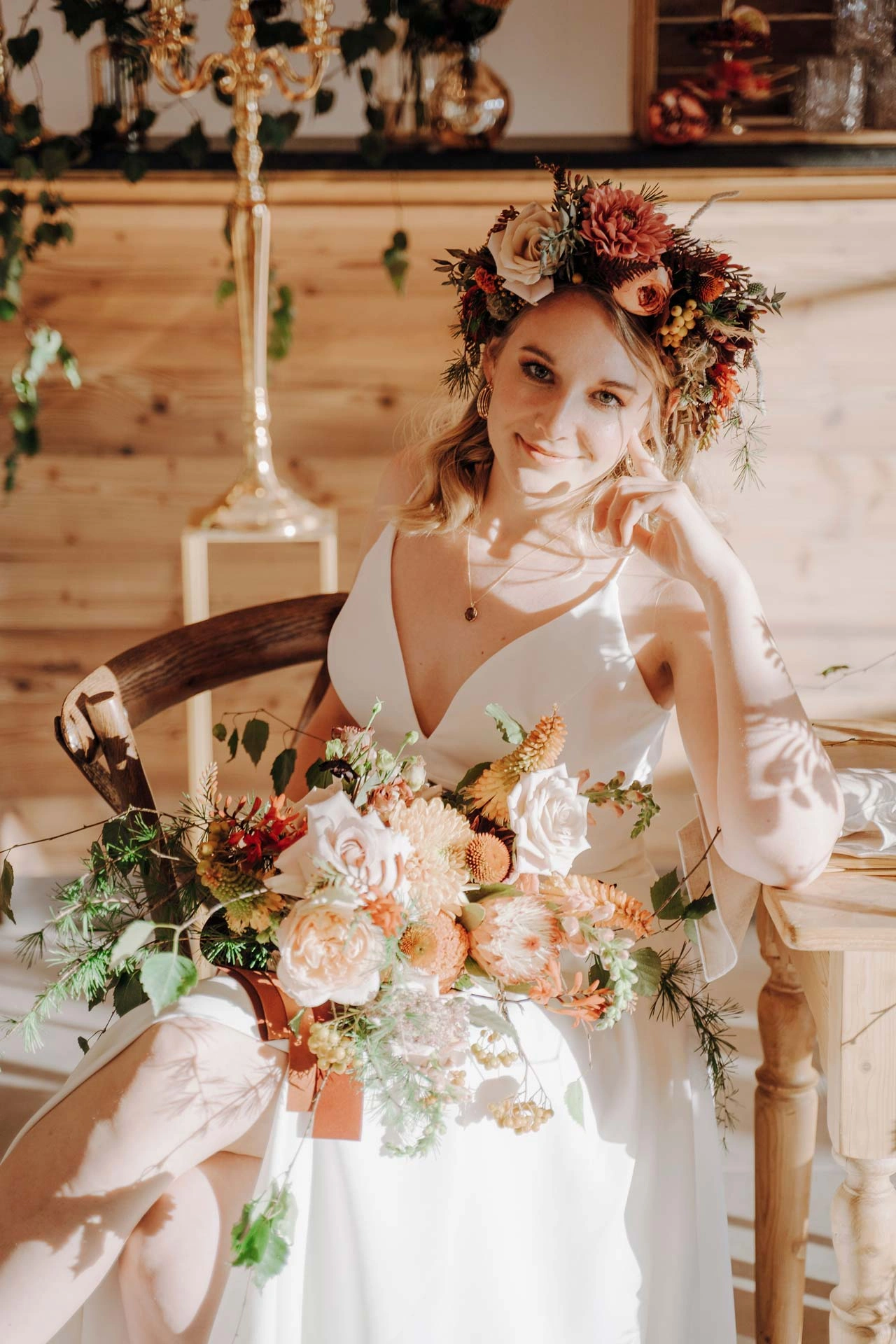 Braut mit herbstlichem Blumenkrant und Brautsrauß. Haare und Make-up von Denise Drahtmueller
