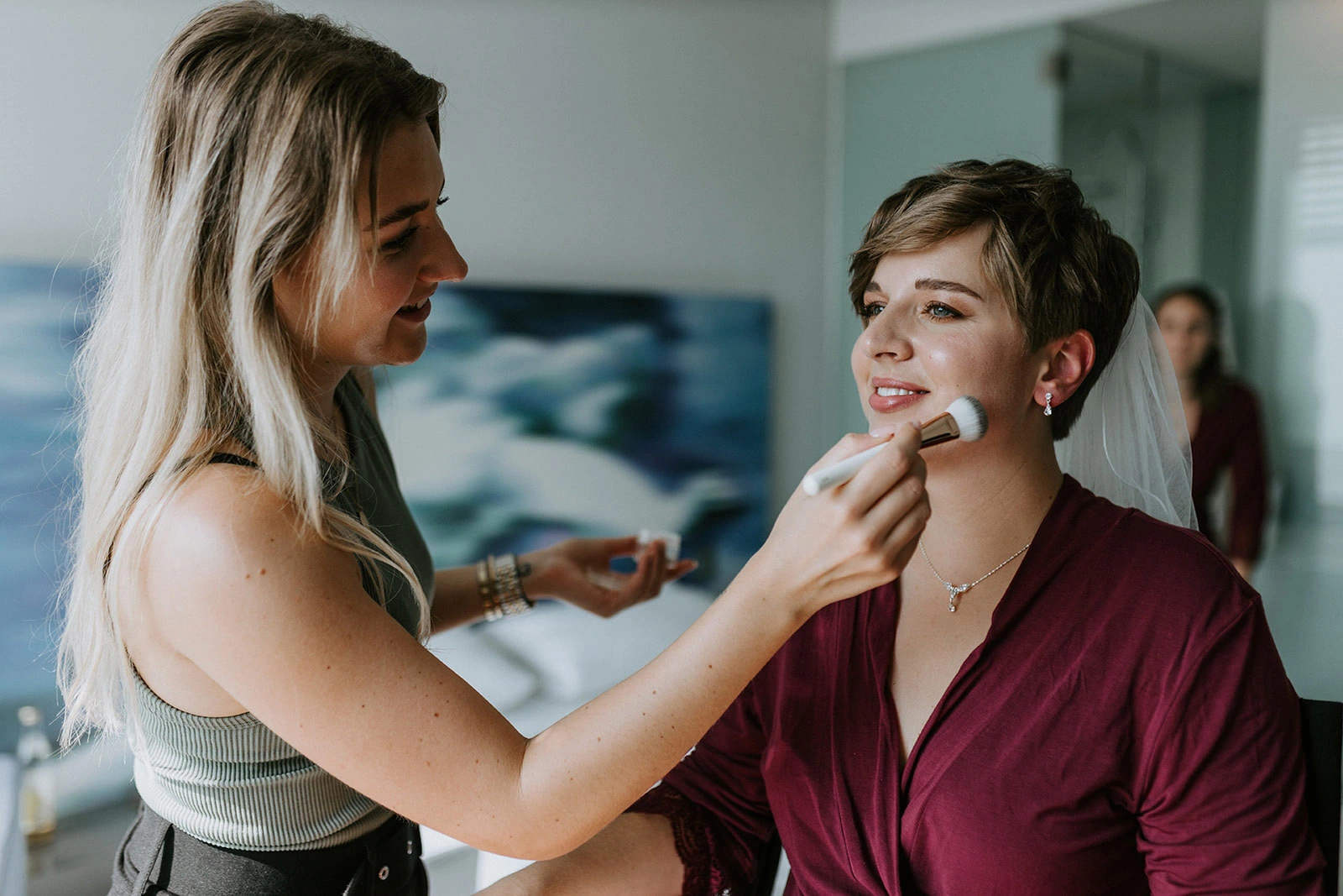 Braut wird geschminkt. Haare und Make-up von Denise Drahtmueller