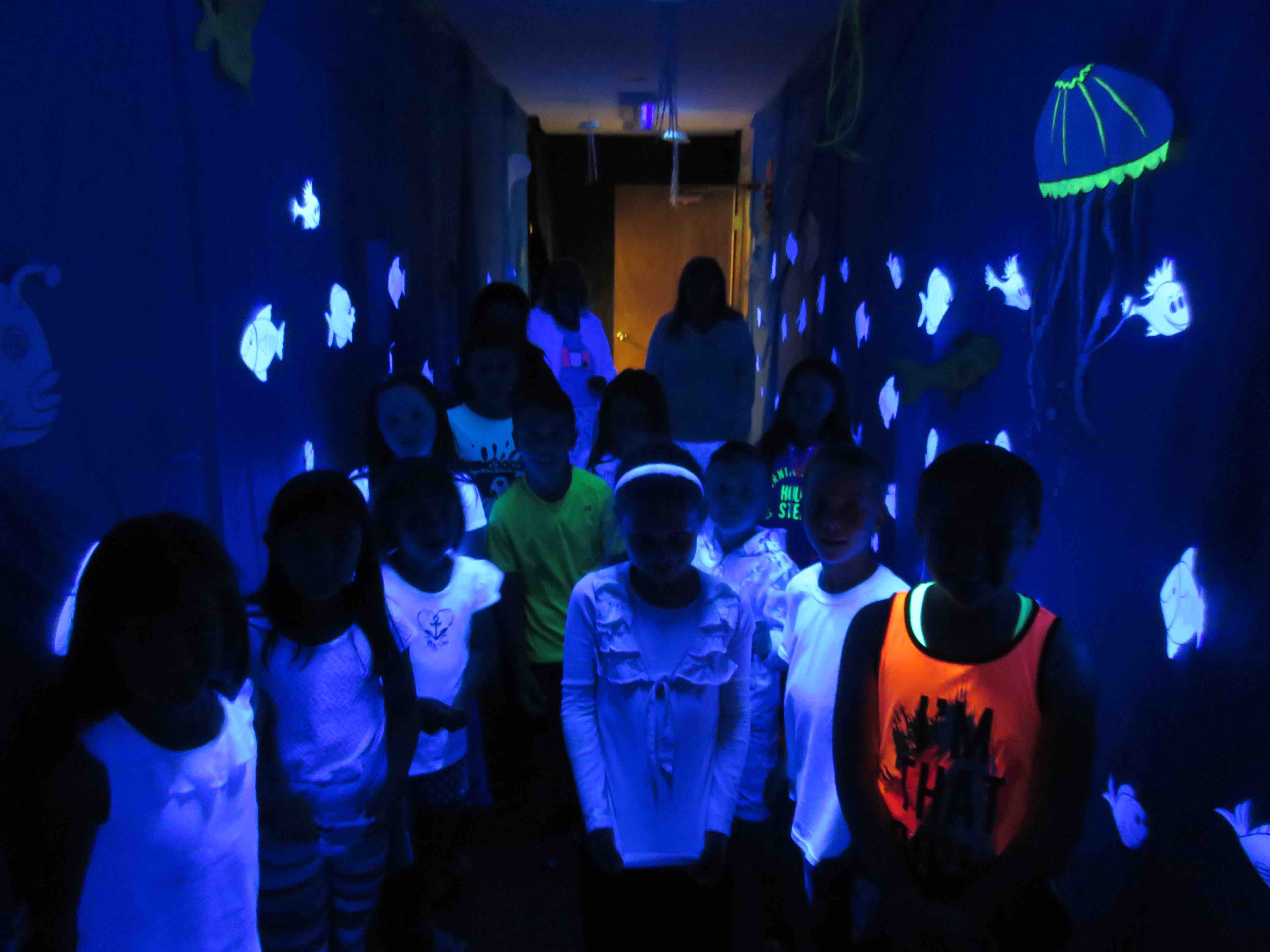 546-vbs-blacklight.jpg