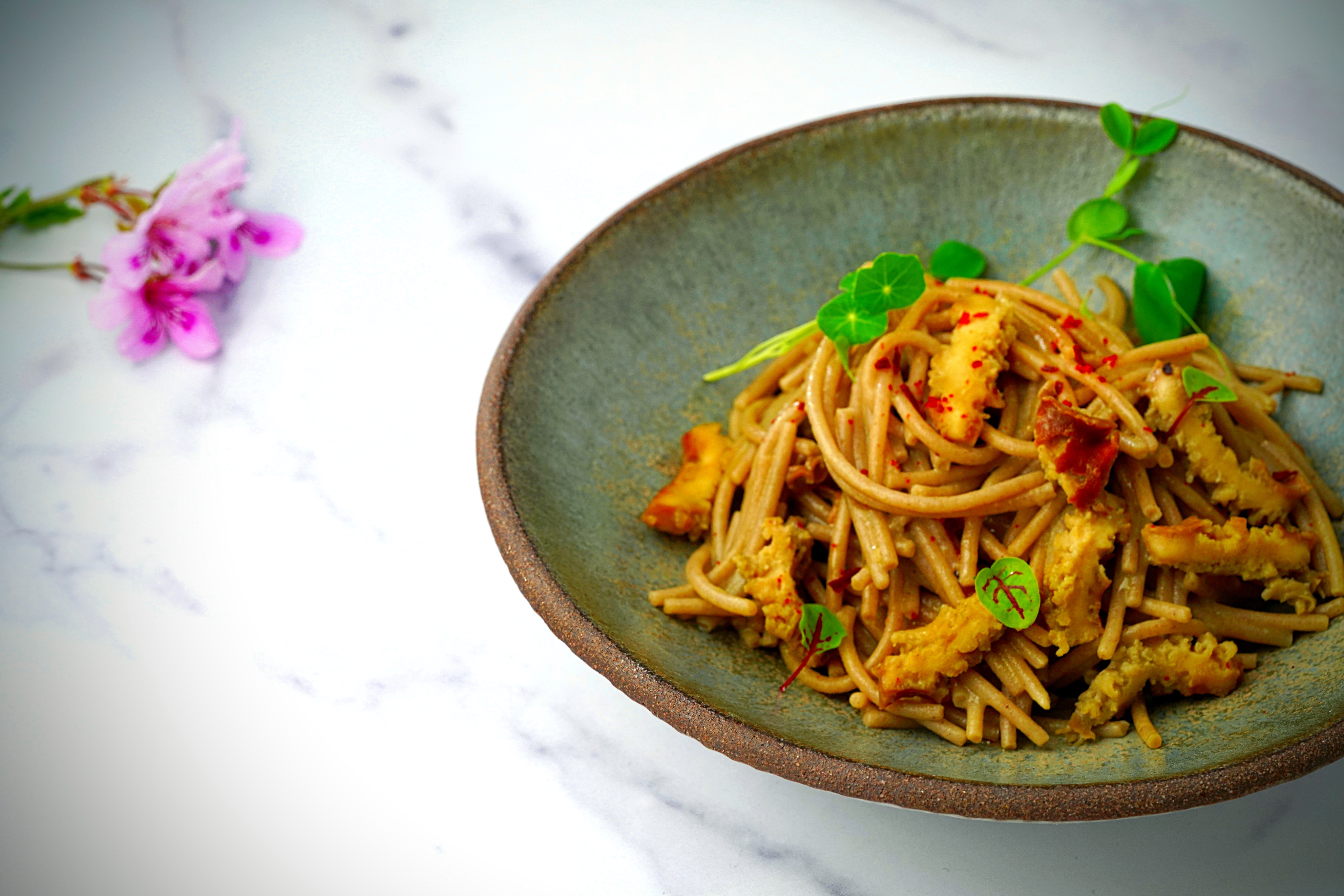 Wholewheat Spaghetti with Abalones & Seaweed