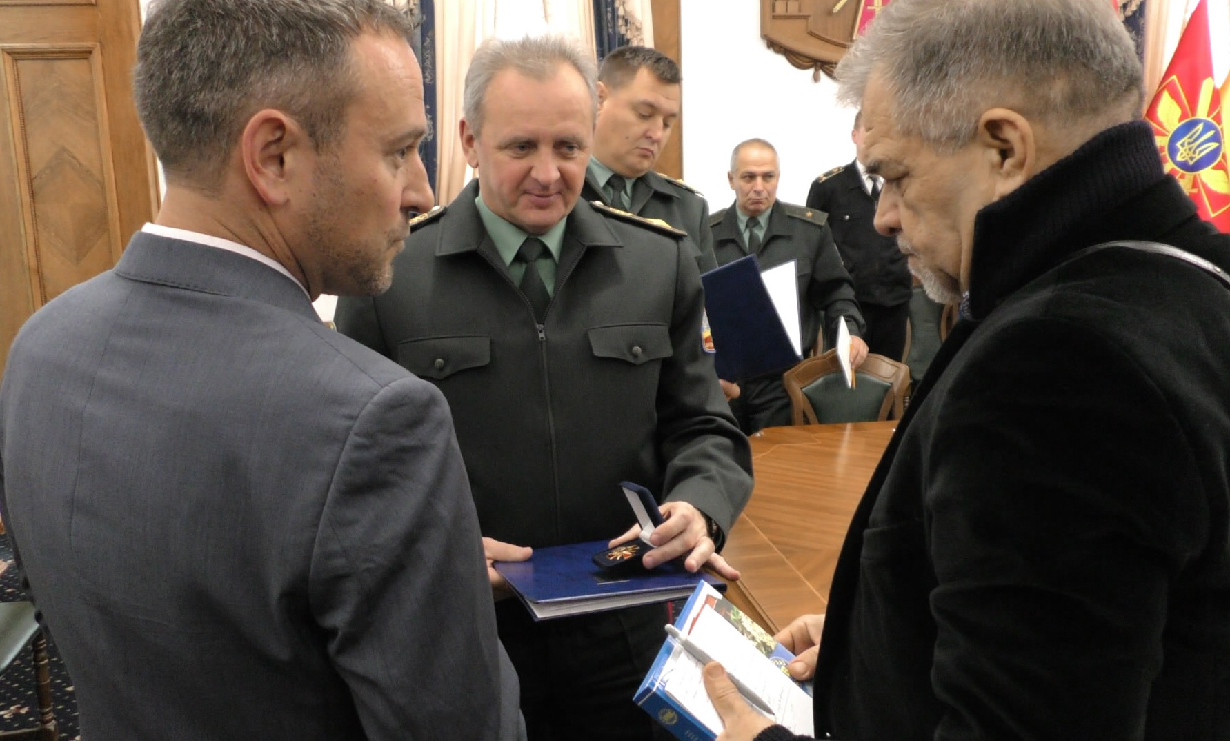 Armed Forces of Ukraine 904-meeting-with-general-muzhenkosigning-of-moudecember-2016.jpg