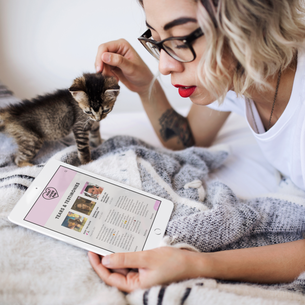 0010001000120-hipster-girl-lying-in-her-bed-with-a-kitten-and-white-ipad-mini-mockup-a12793-co.png