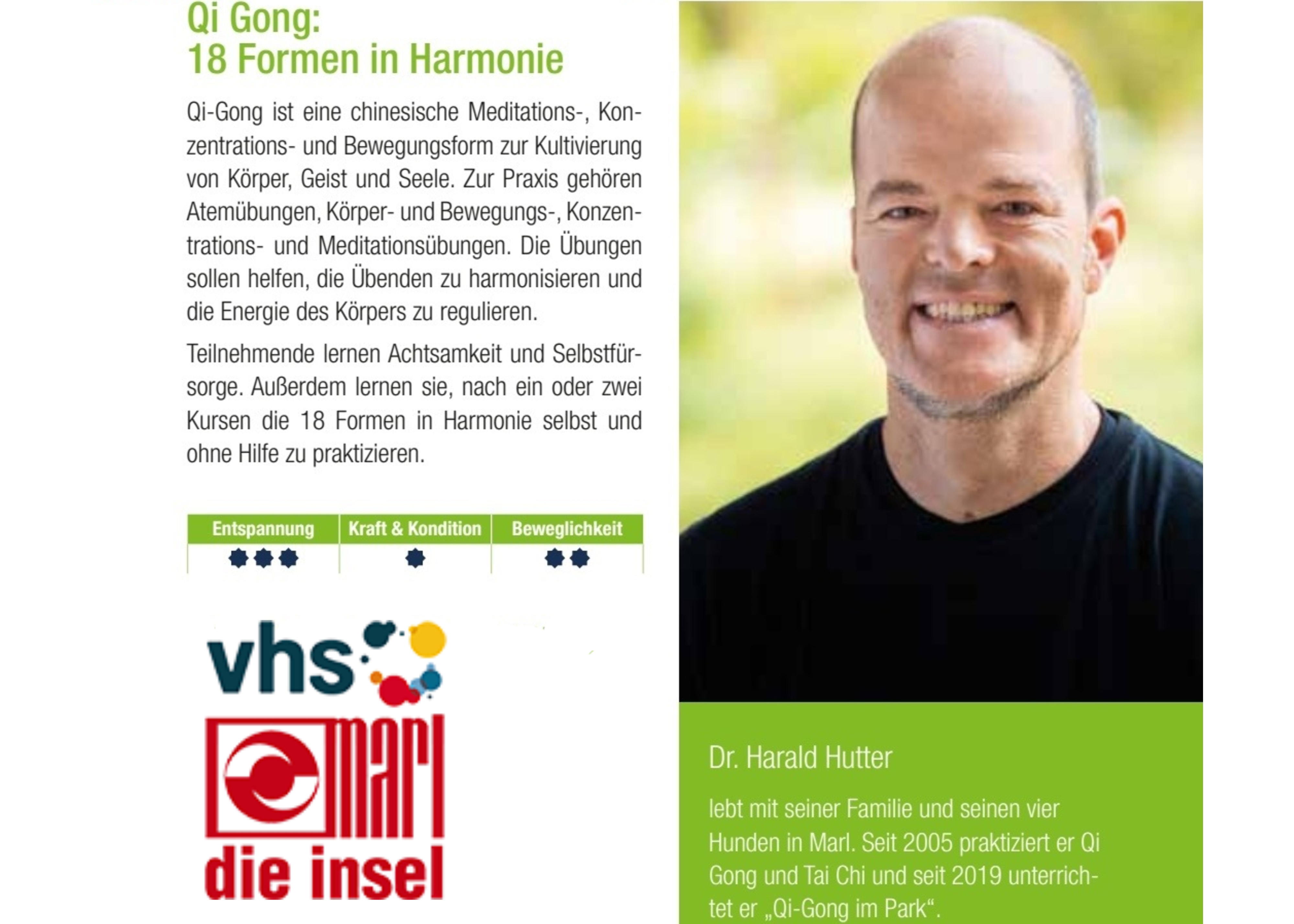 Links oben steht der Titel 'Qi Gong: 18 Formen in Harmonie' mit einer kurzen Beschreibung der chinesischen Meditations-, Konzentrations- und Bewegungsform Qi Gong. Darunter sind drei Kategorien mit Symbolen: Entspannung, Kraft & Kondition, Beweglichkeit. Darunter befindet sich das Logo der vhs mari die insel in Rot und Blau. Rechts ist ein Mann mit schwarzem T-Shirt vor grünem Hintergrund zu sehen. Unter dem Bild steht in weißer Schrift auf grünem Grund: 'Dr. Harald Hutter lebt mit seiner Familie und seinen vier Hunden in Mari. Seit 2005 praktiziert er Qi Gong und Tai Chi und seit 2019 unterrichtet er „Qi-Gong im Park“.