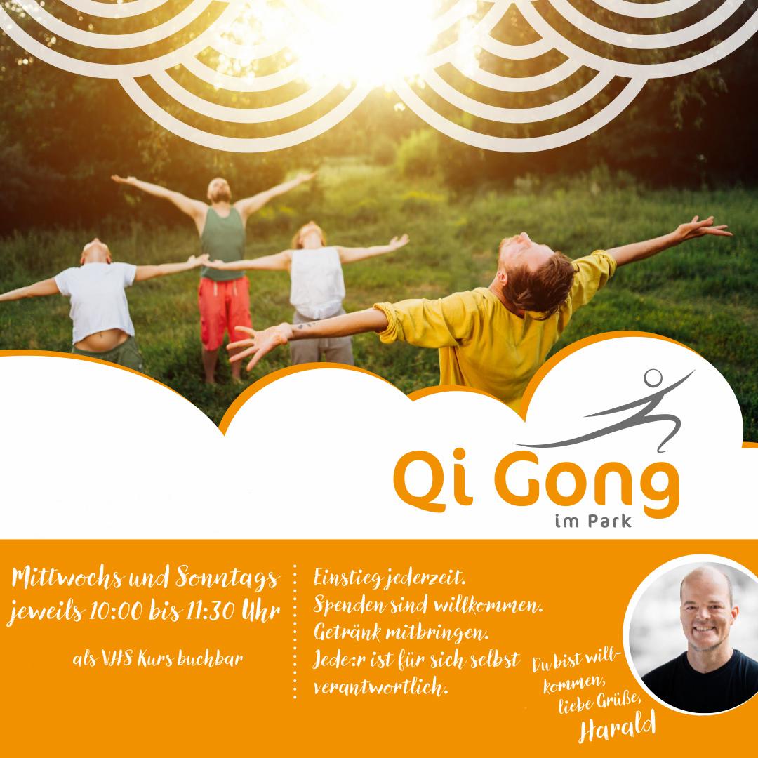 Mehrere Personen stehen im Freien auf einer Wiese mit Bäumen im Hintergrund und strecken die Arme seitlich aus, während sie den Kopf nach hinten neigen. Die Sonne scheint von oben und erzeugt eine warme Lichtstimmung. Im unteren Bereich des Bildes befindet sich ein grafisches Element mit dem Schriftzug 'Qi Gong im Park' und weiteren Informationen zu Kurszeiten und Teilnahmebedingungen. Rechts unten ist ein Porträt eines Mannes mit kurzem Haar und Bart zu sehen.