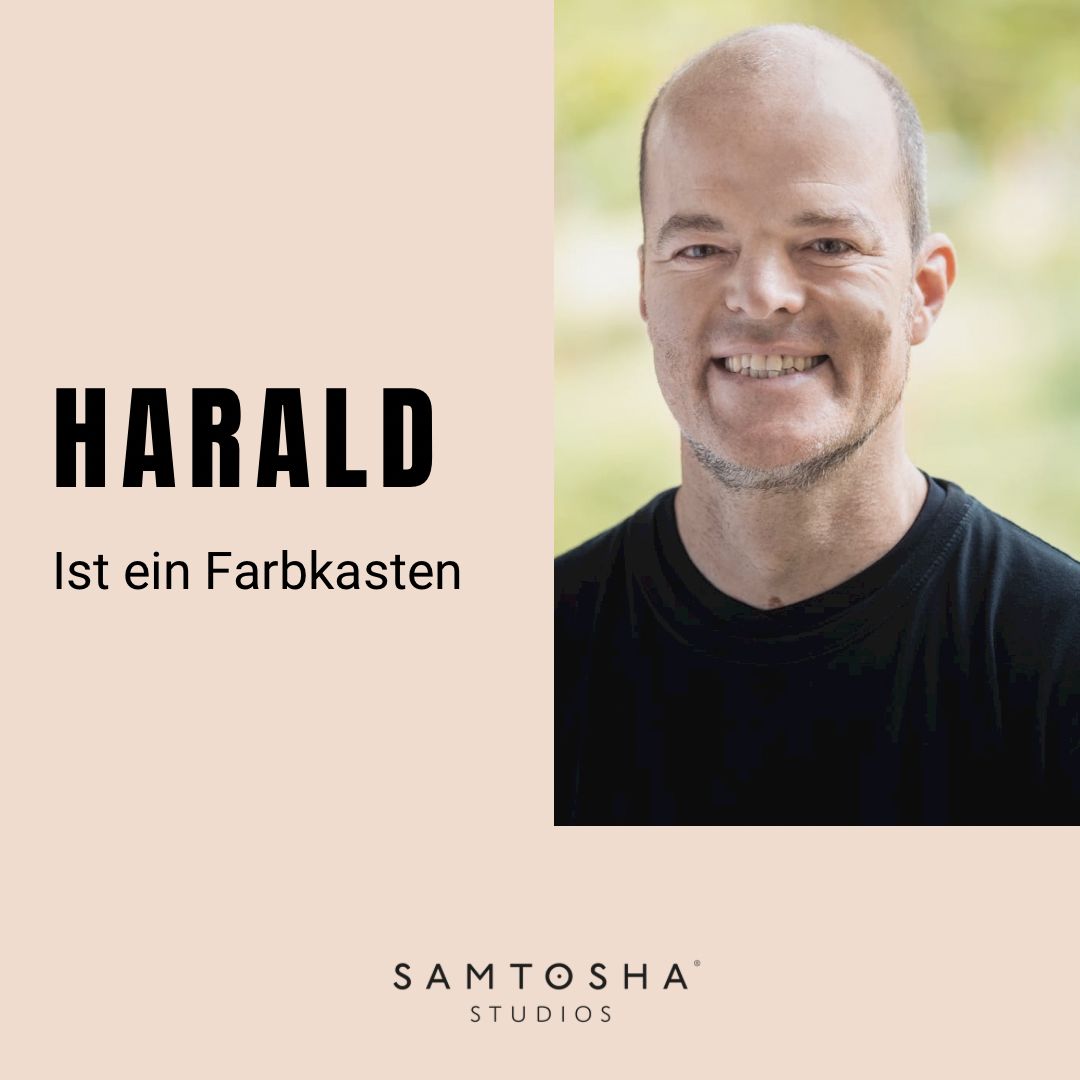 Harald im Samtosha Yoga-Studio Rechts im Bild ist eine Person mit kurzem Haar und schwarzem T-Shirt vor unscharf grünlichem Hintergrund zu sehen. Links daneben steht in Großbuchstaben 'HARALD' und darunter in normaler Schrift 'Ist ein Farbkasten'. Unten in der Mitte steht 'SAMTOSHA STUDIOS'.