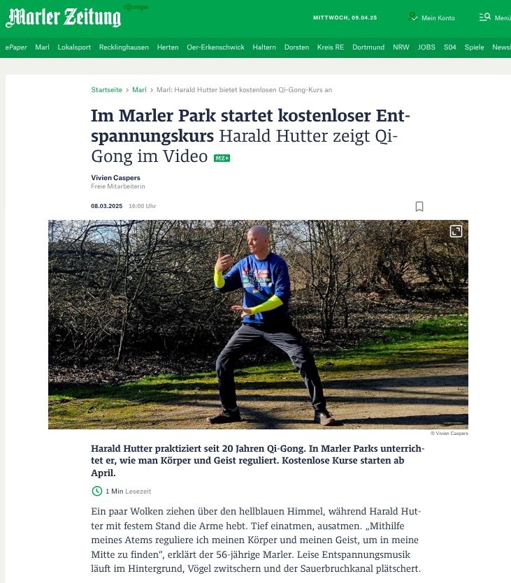 Mit Qi Gong zu mentaler Gesundheit Mann in blauer Jacke und schwarzer Hose führt Qi-Gong-Übung im Park aus, umgeben von Bäumen und Sträuchern.