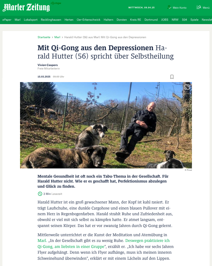 Qi Gong führt zu mentaler Gesundheit Harald sitzt auf einer Holzschaukel im Freien, umgeben von vier Hunden. Er trägt eine schwarze Jacke und schwarze Hosen. Die Hunde sitzen oder liegen auf dem Gras vor ihm. Im Hintergrund sind kahle Bäume und ein Zaun zu sehen. Die Szene wirkt ruhig und sonnig.
