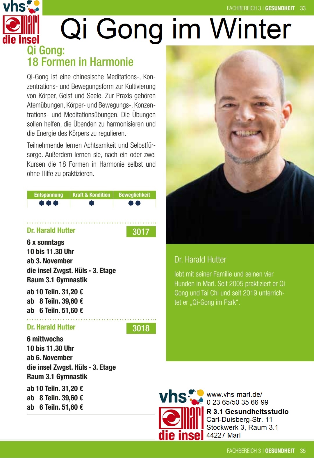 Harald im VHS-Programm Harald mit kurzem, grauem Haar und Bart trägt ein schwarzes T-Shirt. Er steht vor einem weißen Hintergrund. Links neben ihm befindet sich ein Textblock mit Informationen zu Qi Gong im Winter, darunter Kurszeiten, Preise und eine kurze Beschreibung der Praxis. Oben links ist das Logo der Volkshochschule (vhs) mit dem Schriftzug 'die insel' zu sehen. Der Text ist in verschiedenen Grüntönen und Schwarz gehalten.