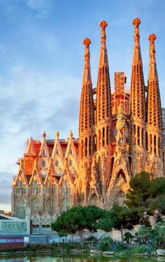 21603345284387-spanish-studies-abroad-barcelona-sagrada-familia-768x528-17289125434168.jpg