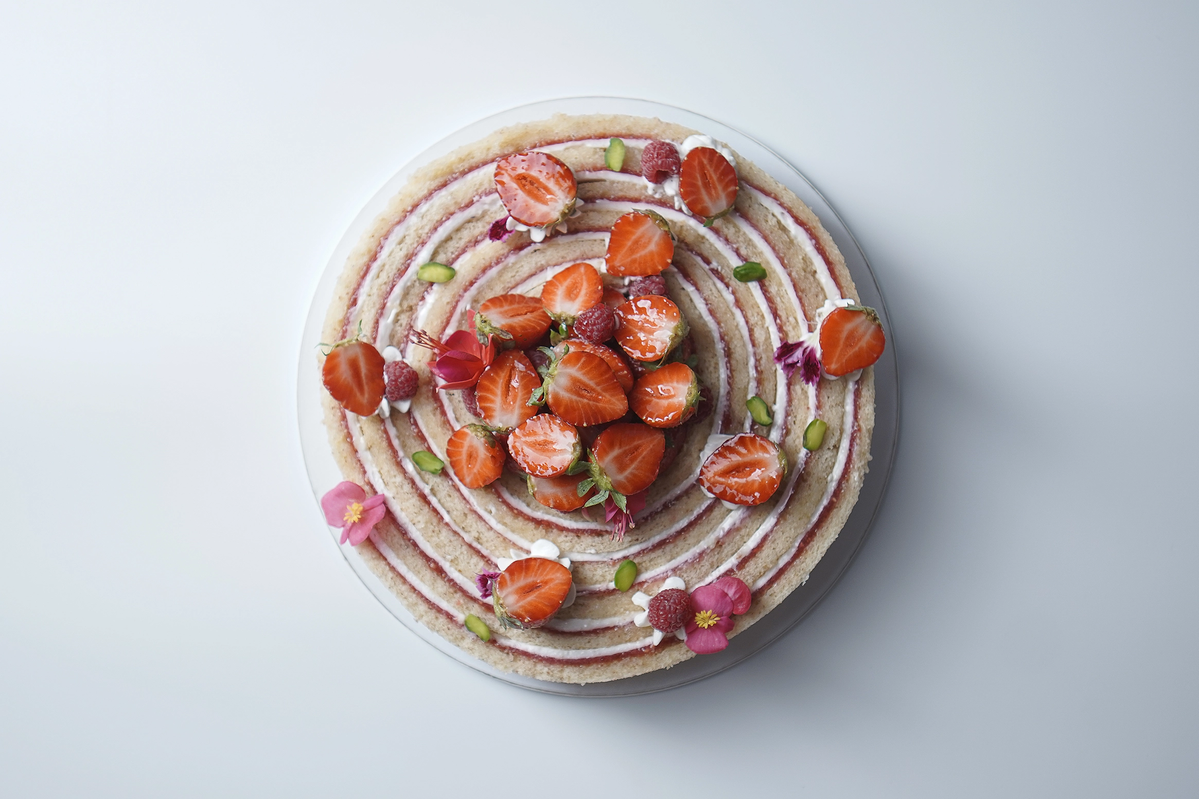 2348-jacinth-chef---fraisier-roulette-1-iglu-studio-17528236177519.png