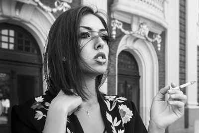 Cherisa portrait in B/W, smoking in the street