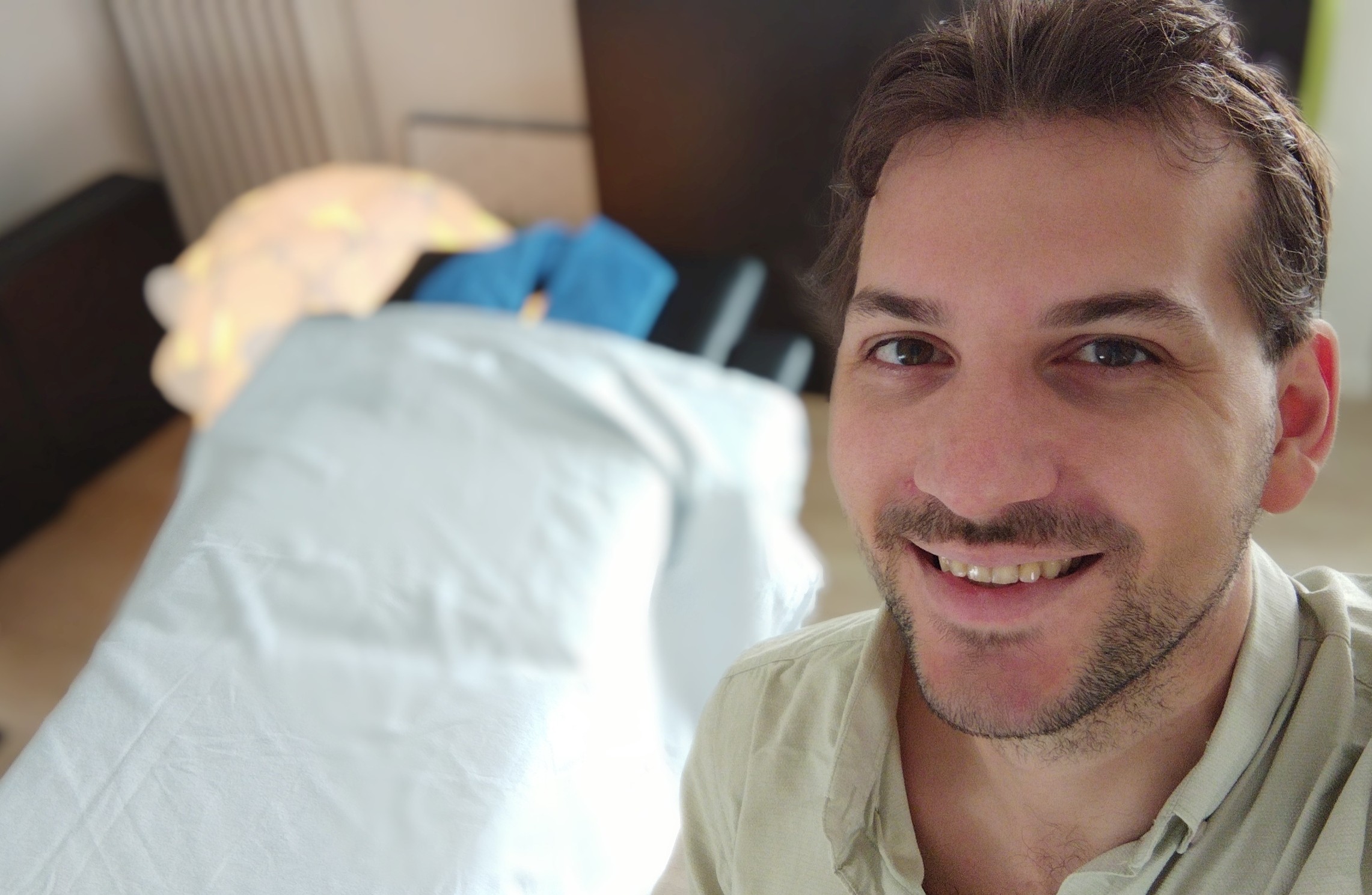 13302282148979-selfie-mit-liege-lachelnd-17148995096995.jpg