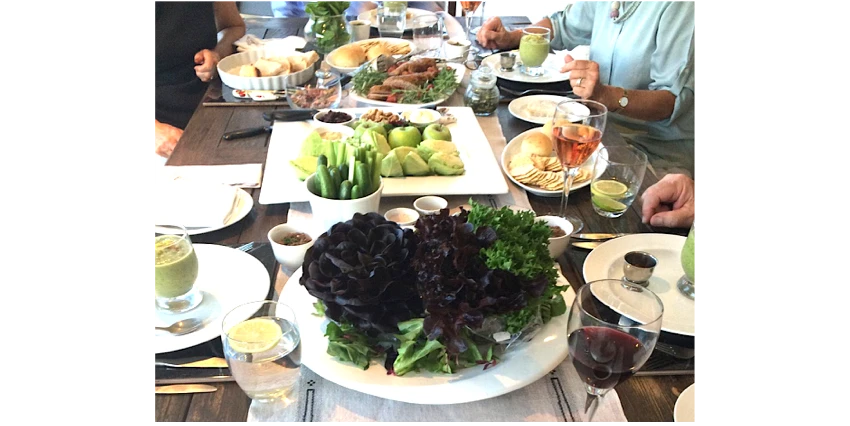 r812-cl-healthy-lunch-with-friends-background-16840039651437.png