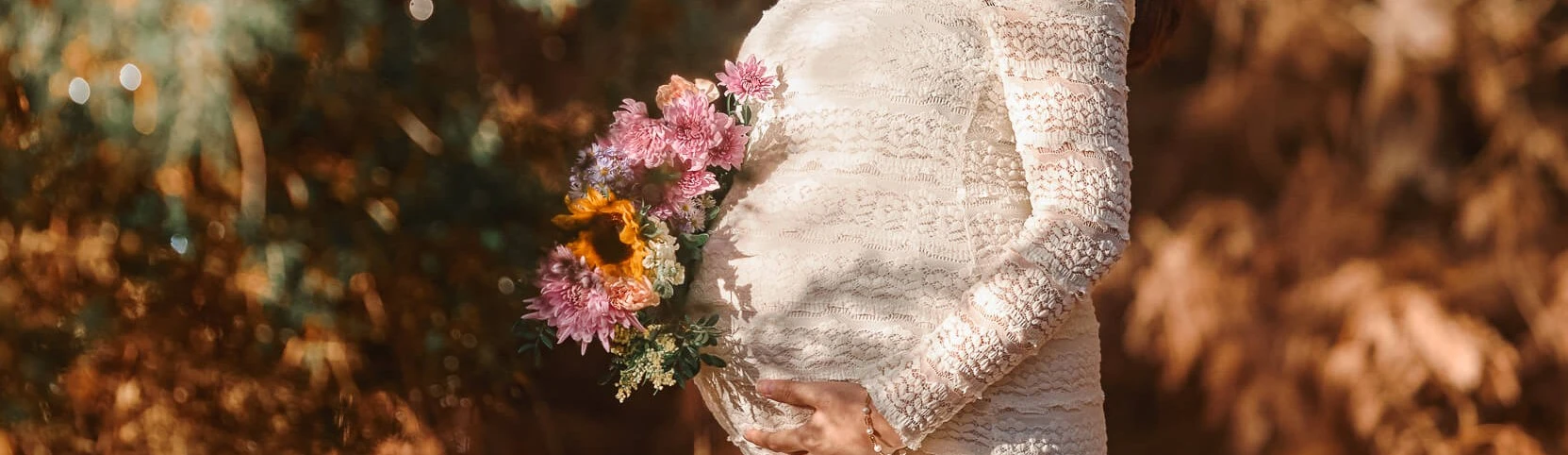 0124716634821954-relaxed-pregnancy-photoshoot-with-flowers-surrey-17683384040758.jpg