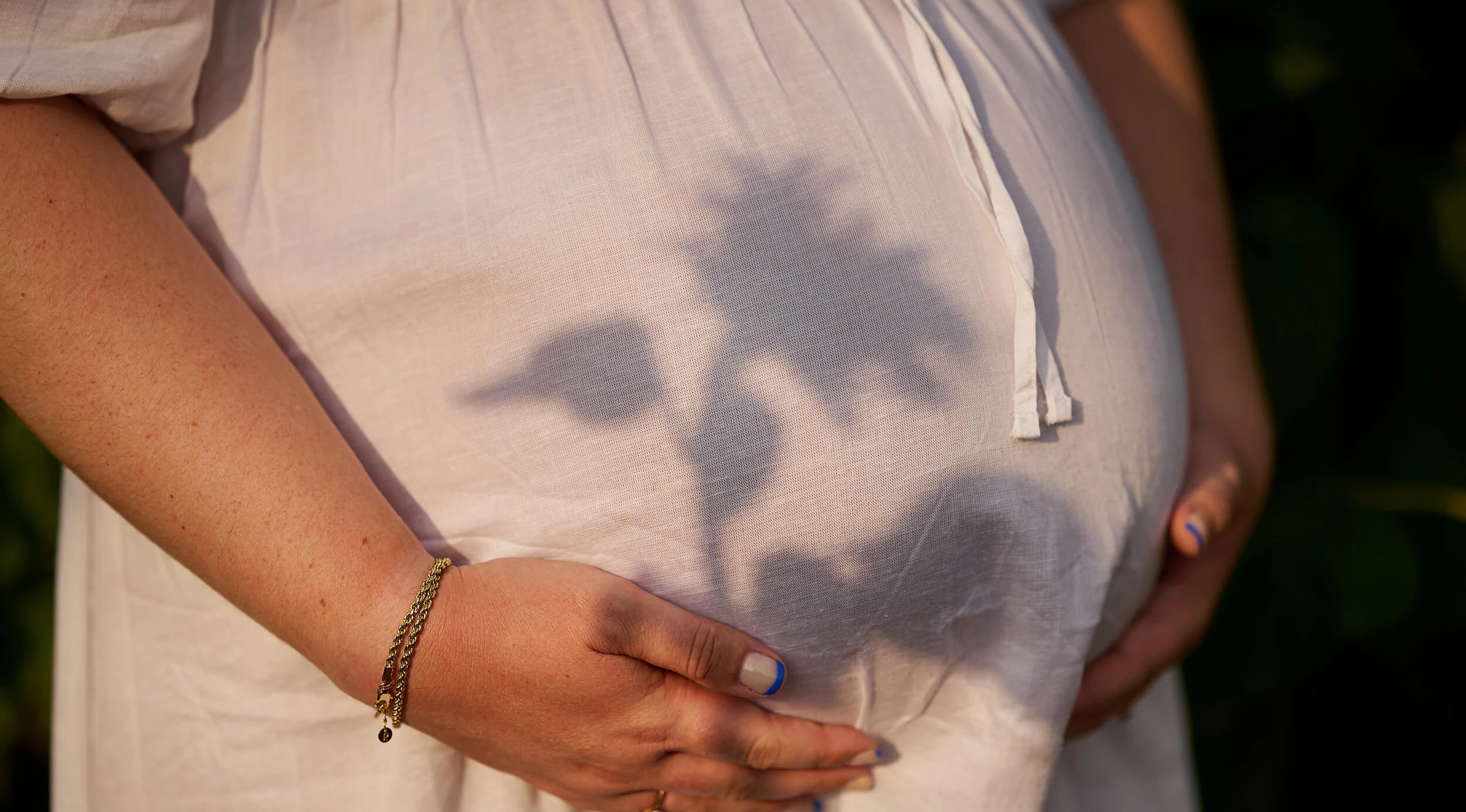 0277250013854932-relaxed-outdoor-maternity-photographer-london-surrey-suffolk-13-17539650568375.jpg