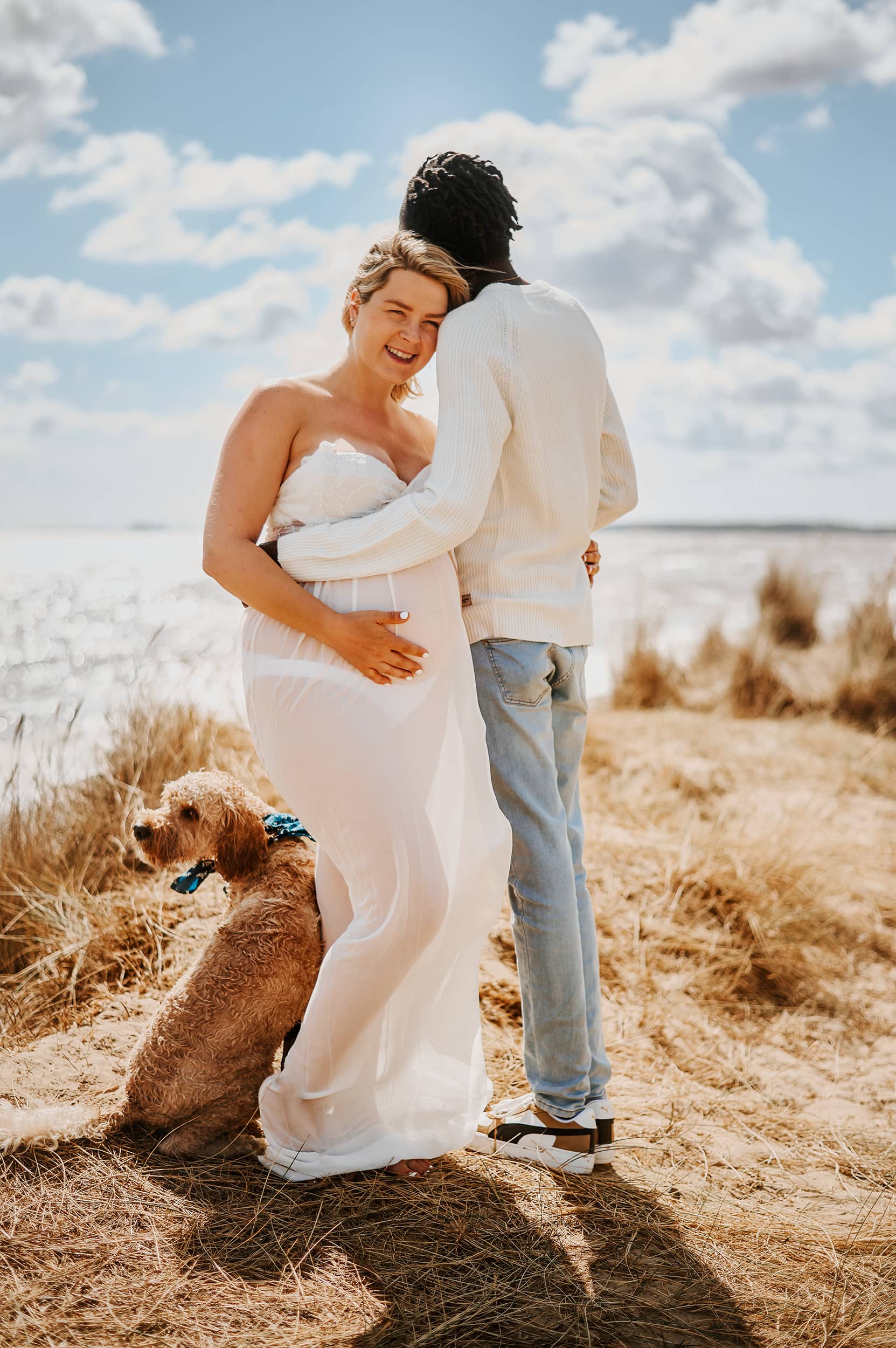 relaxed-outdoor-beach-maternity-photographer-in-suffolk